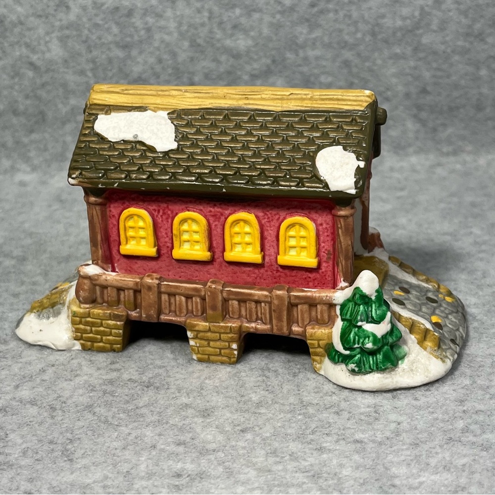 Cobblestone Corner 2004 Enclosed‎ Bridge Christmas House 5.5” Porcelain Ceramic